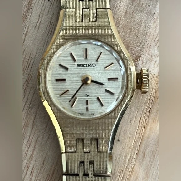 Seiko Ladies Watch Vintage Gold Tone Metal Bracelet and Dial Mechanical Winding VTG 1970s Seiko Ladies Wind Watch Gold Plated Rare Green  main image 4
